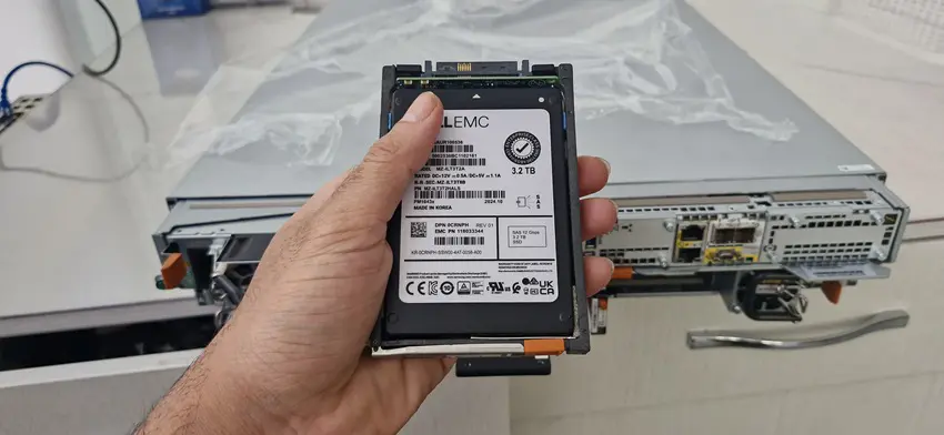 معرفی هارد ذخیره ساز dellemc d4-2sfxl-3200